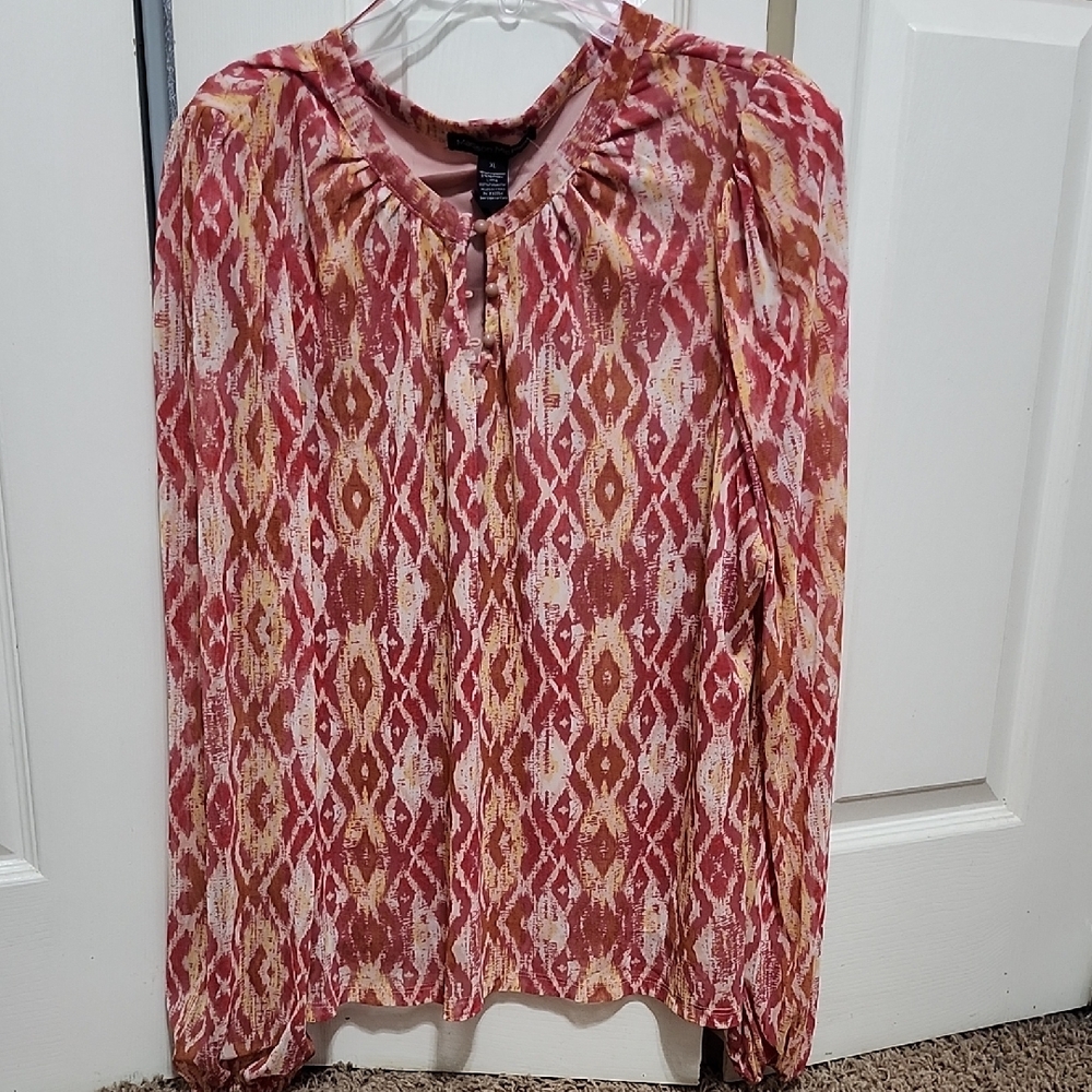 NWT. Chic Patterned Women's Blouse in Pink and Cream